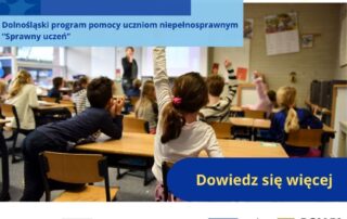 Na pierwszym planie znajduje się zdjęcie uczniów i uczennic siedzących w ławkach lub stojących obok nich. Kilkoro uczniów zgłasza się do odpowiedzi przez podniesienie ręki. W tle stoi nauczycielka. W górnej części grafiki są 3 niebieskie prostokąty, na których znajdują się napisy: Fundusze Europejskie oraz Dolnośląski program pomocy uczniom niepełnosprawnym „Sprawny uczeń”. W dolnej części, również na niebieskim tle znajduje się napis: Dowiedz się więcej. Poniżej zamieszczone są logotypy kolejno: Fundusze Europejskie dla Dolnego Śląska (trzy gwiazdki: biała, żółta i czerwona na niebieskim tle), flaga Rzeczpospolitej Polskiej, Flaga Unii europejskiej (żółte gwiazdki ułożone w okręgu na niebieskim tle) oraz herb Województwa Dolnośląskiego (czarny orzeł na żółtym tle).