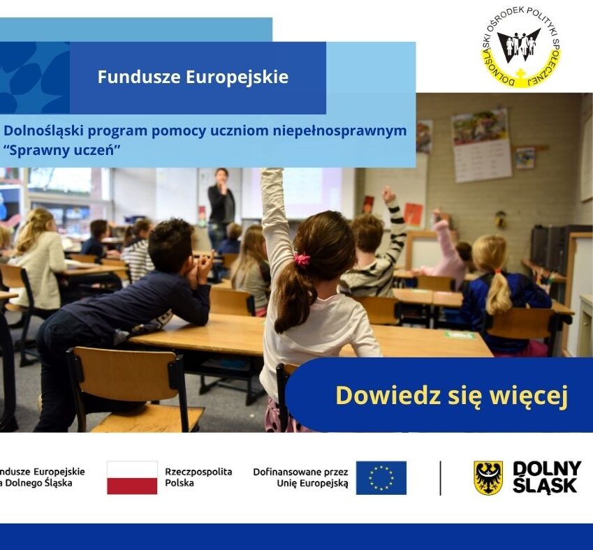 Na pierwszym planie znajduje się zdjęcie uczniów i uczennic siedzących w ławkach lub stojących obok nich. Kilkoro uczniów zgłasza się do odpowiedzi przez podniesienie ręki. W tle stoi nauczycielka. W górnej części grafiki są 3 niebieskie prostokąty, na których znajdują się napisy: Fundusze Europejskie oraz Dolnośląski program pomocy uczniom niepełnosprawnym „Sprawny uczeń”. W dolnej części, również na niebieskim tle znajduje się napis: Dowiedz się więcej. Poniżej zamieszczone są logotypy kolejno: Fundusze Europejskie dla Dolnego Śląska (trzy gwiazdki: biała, żółta i czerwona na niebieskim tle), flaga Rzeczpospolitej Polskiej, Flaga Unii europejskiej (żółte gwiazdki ułożone w okręgu na niebieskim tle) oraz herb Województwa Dolnośląskiego (czarny orzeł na żółtym tle).