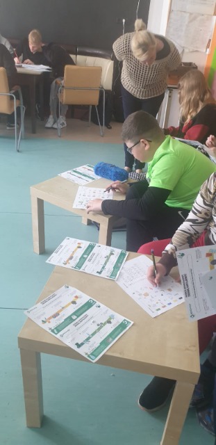 hdimg1f349b4f26c755a0d8229fb04b90fa uczniowie wypełniający karty pracy dotyczące ekologii