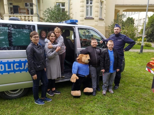 hdimg30e3664d8ead05195271313aff90b4 zdjęcie grupowe przej radiowozem z pluszowym komisarzem lwem