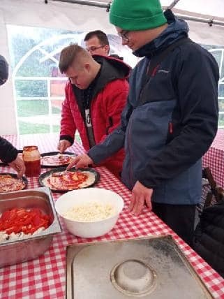 hdimg388f841aa6c078f9c15701c36f983e uczniowie robiący pizzę pod namiotem ogrodowym