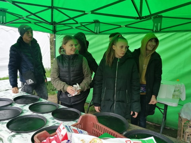 hdimg43d08df2ff4998129533a9cf085841 grupa robiąca pizzę pod zadaszeniem namiotowym