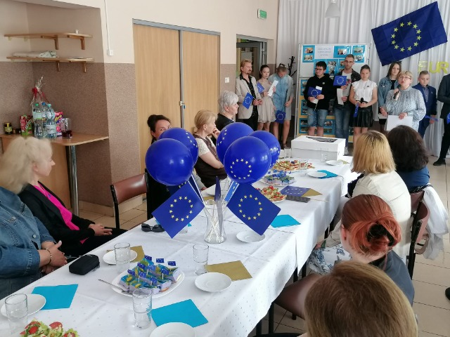 hdimg49d0f560cdaed21cf6c152a7ec6988 zdjęcie z uriczystości 20 lat Klubu Europejskiego