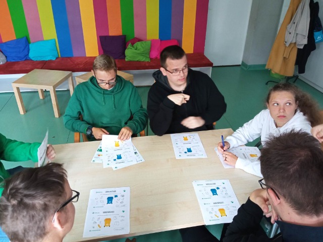 hdimg54f91ee2a9845a56e4a99e84243b8b uczniowie wypełniający karty pracy dotyczące ekologii