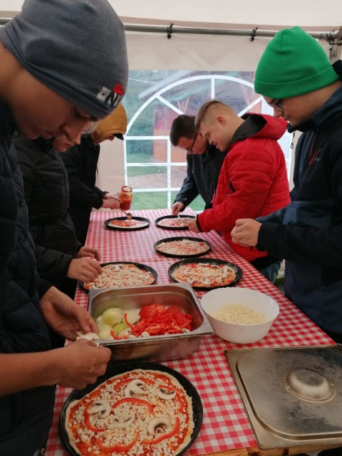 hdimg6014a31a81e39b114bec32b320b193 uczniowie robiący pizzę pod namiotem ogrodowym