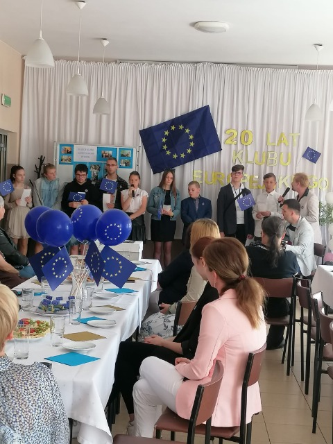 hdimg8f1de21298dc39aa3dfbd9e65d2cce zdjęcie z uriczystości 20 lat Klubu Europejskiego