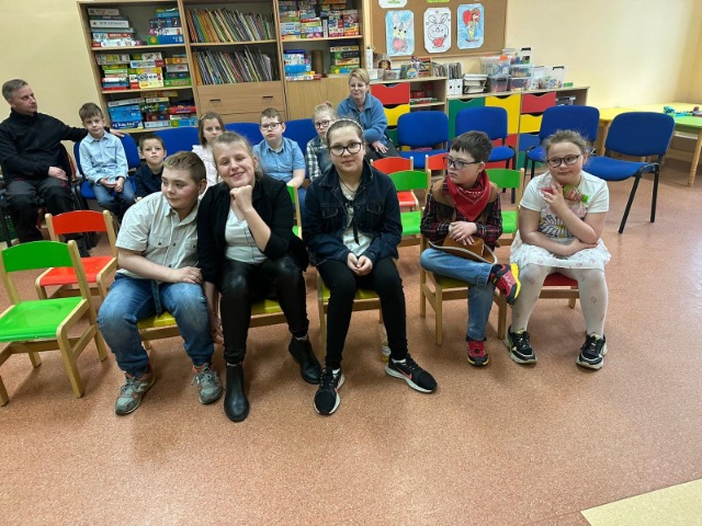 hdimgc82d2db04ce7a38a54e40ae31c66be uczestnicy konkursu recytatorskiego siedzący na ławce