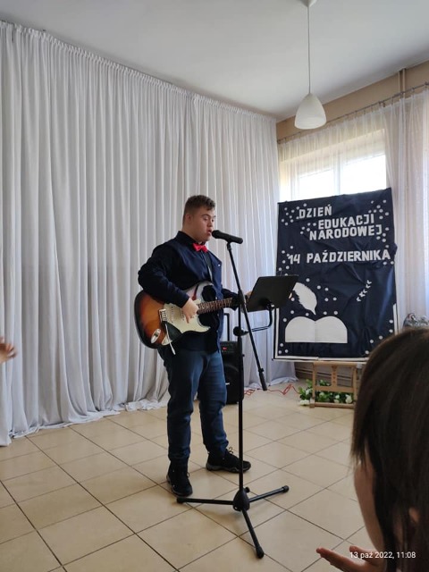 hdimgcccb171eac64cb8034c2e00922e67a chłopak grający na gitarze elektrycznej na apelu z okazji dnia edukacji narodowej
