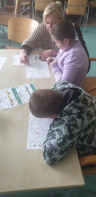 hdimgf3a18ea835739d5aa9571a5b0cc84b uczniowie wypełniający karty pracy dotyczące ekologii