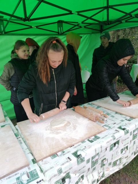 hdimgf6ff41010897b55352883dd167d669 uczniowie wałkujący ciasto na pizzę