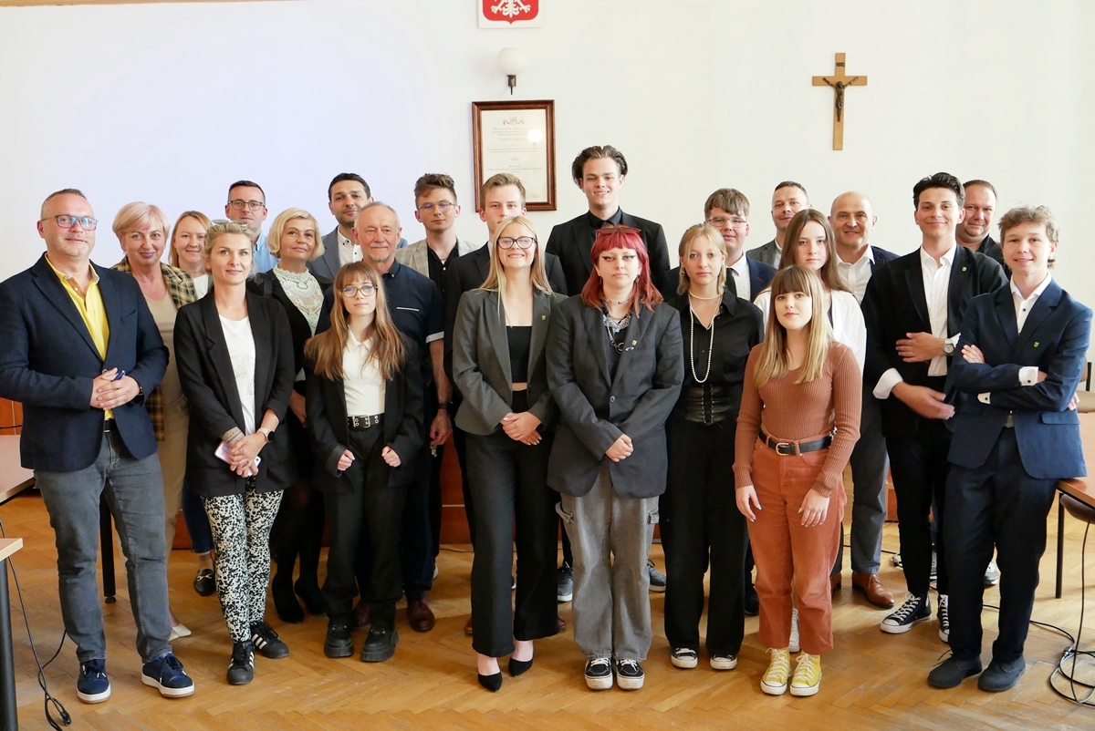 Zdjęcie trzynastu członków Młodzieżowej Rady Powiatu Średzkiego